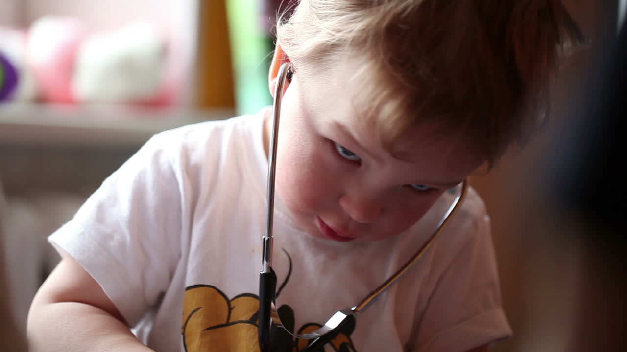 소년은 의사를 연기합니다.