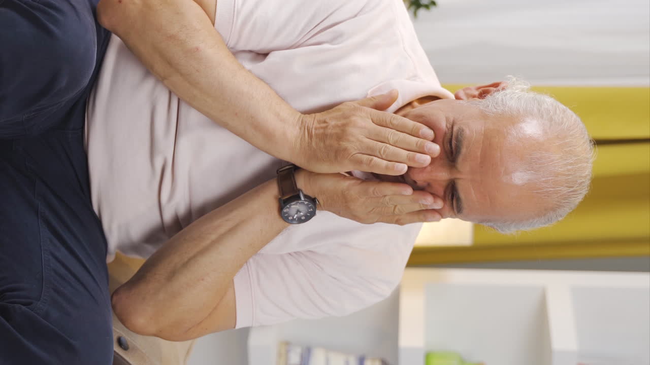 Vertikal video av ensom gammel mann som gråter.