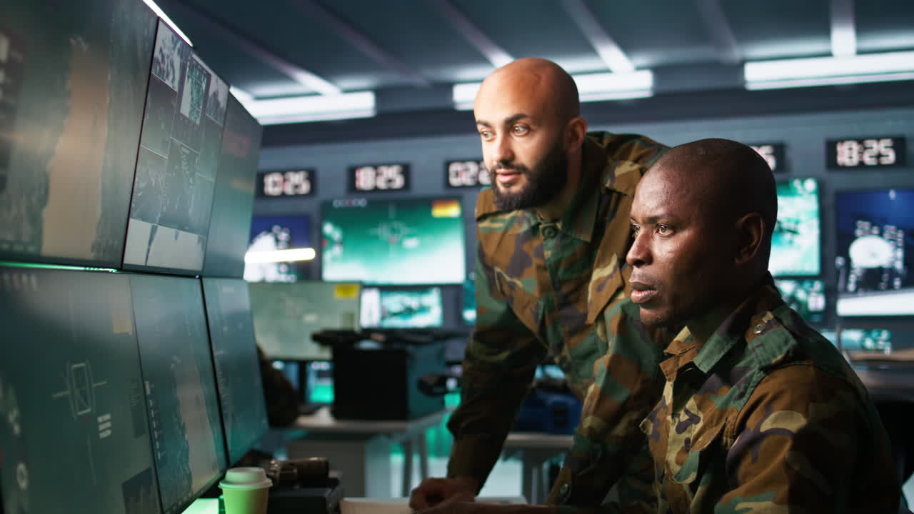 soldados militares que utilizan dispositivos de radar para ver las zonas de asalto en las pantallas