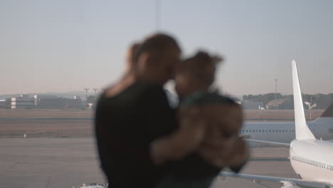 mamá con su hija pequeña esperando su gran viaje.