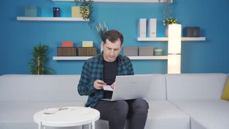calculando el presupuesto de la casa, el hombre está contento con facturas convenientes, ahorrando.