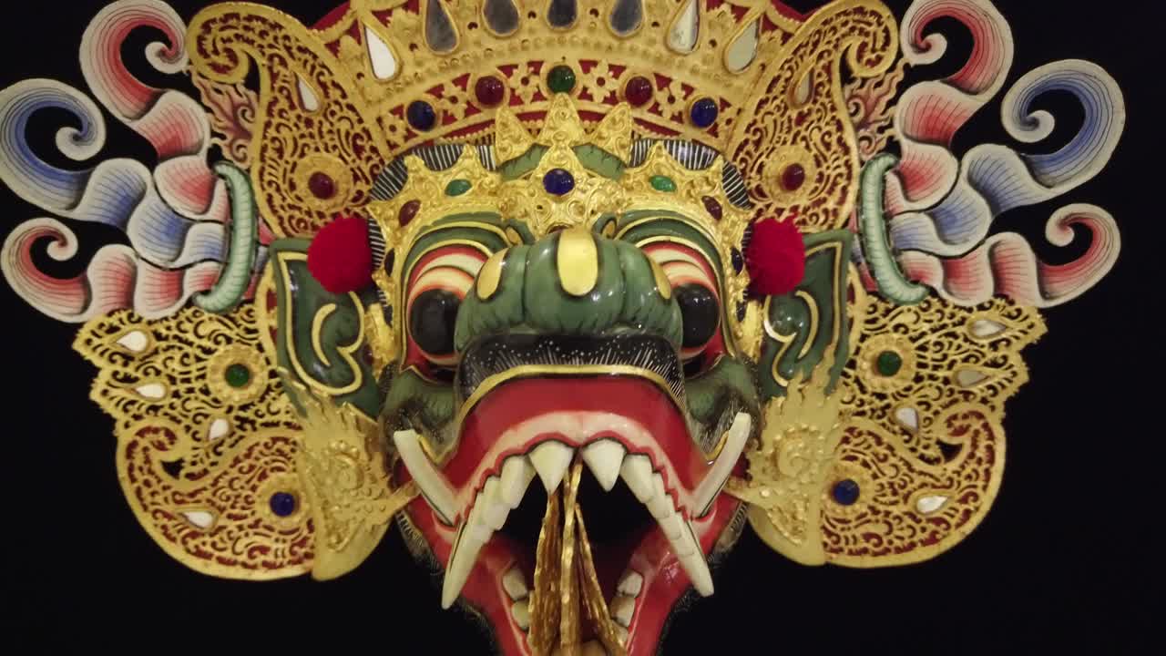 máscara tallada en madera de cocodrilo real, danza topeng tradición cultural en bali indonesia, fondo infinito negro
