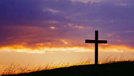 las cruces se erigen en silueta en una colina, con el sol poniéndose en el fondo, creando una atmósfera serena y espiritual