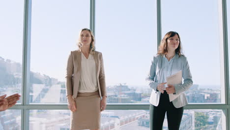 Aplaudiendo,-Reuniéndose-Y-Mujeres-Dando-Un-Apretón-De-Manos