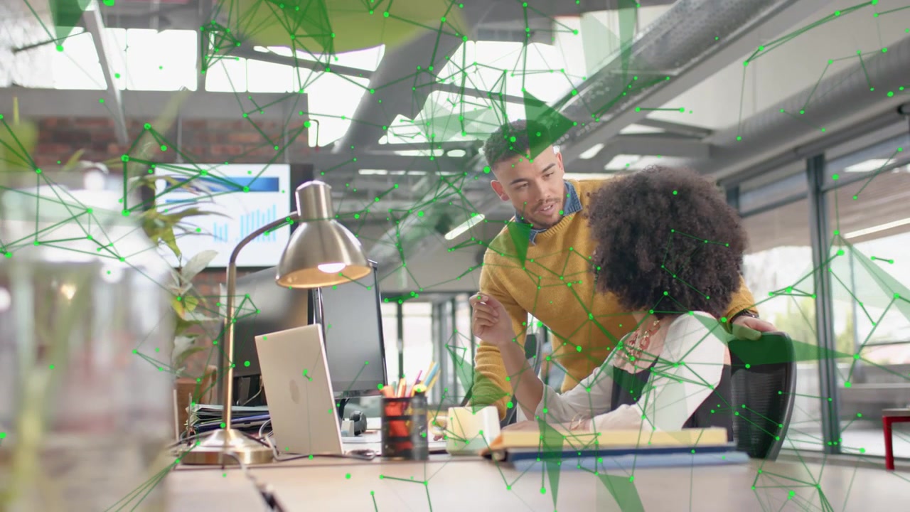 Hombre acercándose, señalando la pantalla, mujer colaborando en una tarea empresarial mientras una superposición verde se desplaza.