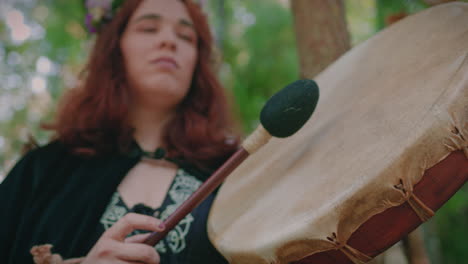 Druidenmädchen-In-Einem-Wald,-Das-Eine-Schamanische-Trommel-Spielt,-Mittlere-Aufnahme-Aus-Niedrigem-Winkel