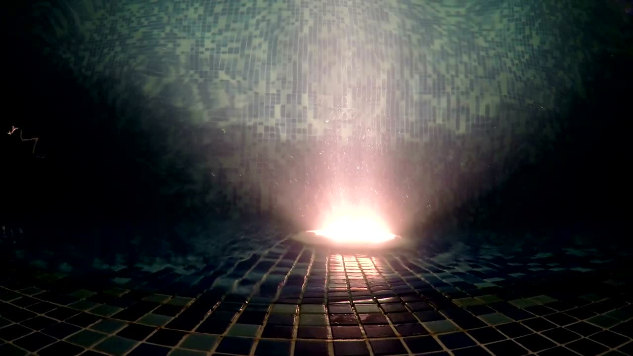 luz de la piscina en la noche oscura, fondo de bucle