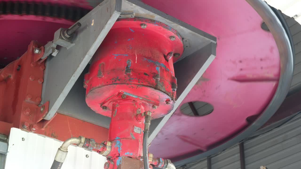 케이블카의 메커니즘의 비디오 - 알타이 마을 belokurikha 근처의 tserkovka 산에 케이블웨이의 엔진 메커니즈.