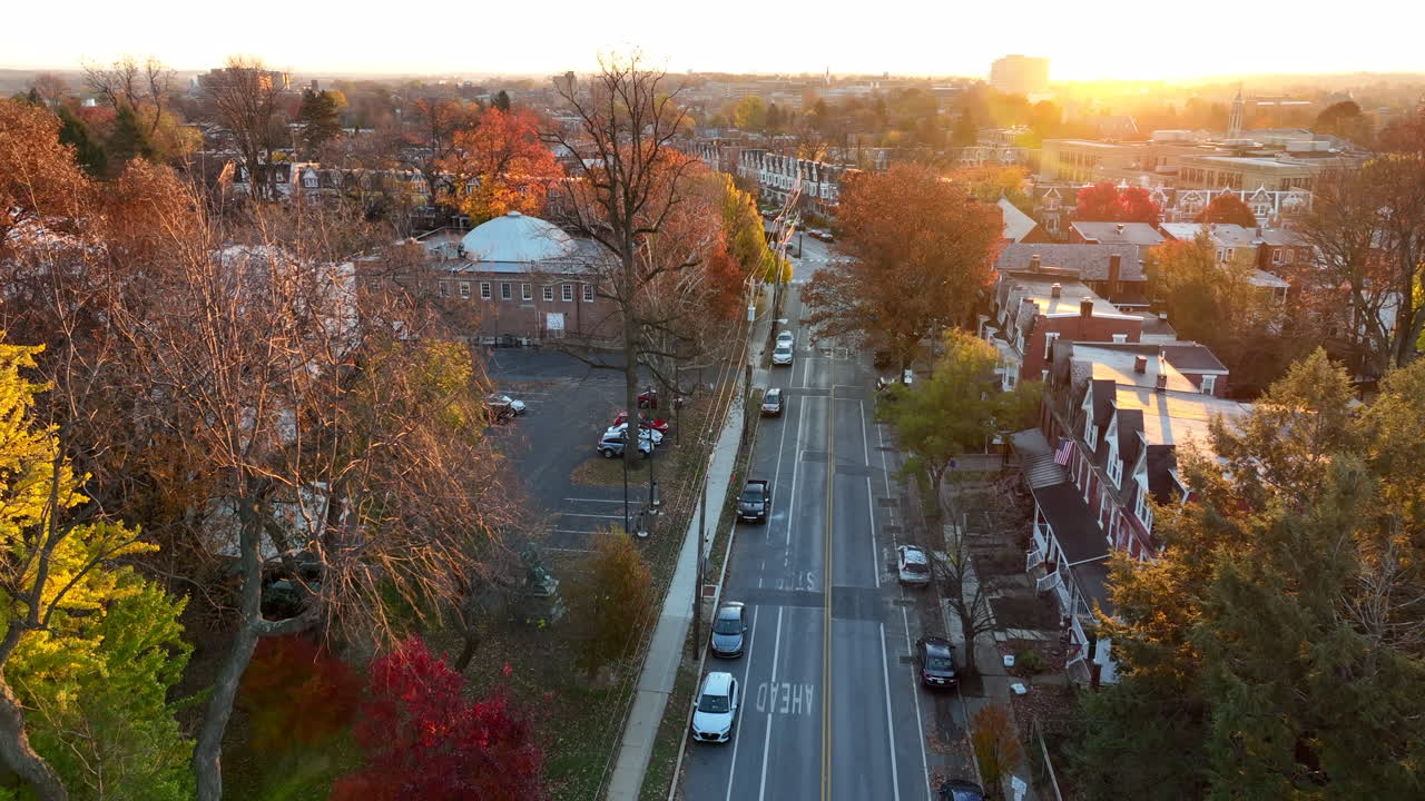 bandera estadounidense colgada de la ventana de una casa suburbana en la ciudad