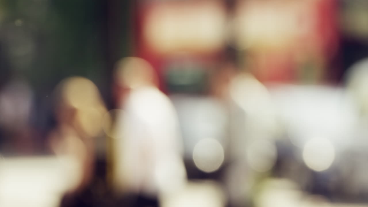 사람들의 그룹은 그들의 아침 통근을 통해