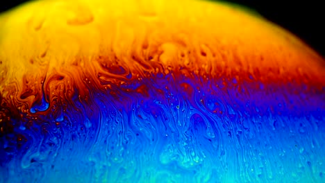 la burbuja de jabón crea una paleta de arco iris colorida y psicodélica con remolinos y olas