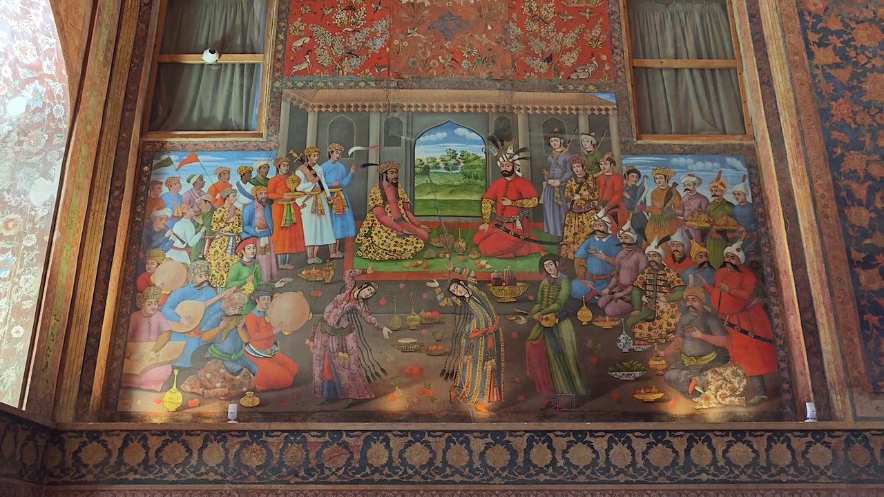 Peinture murale persane complexe représentant une scène de cour royale