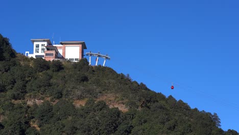 Teleféricos-Que-Ingresan-A-La-Estación-En-La-Cima-De-Una-Colina-Cubierta-De-árboles