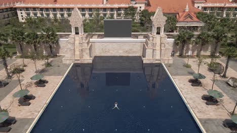 mujer nada sola en una piscina gigante en sohka reap resort en camboya