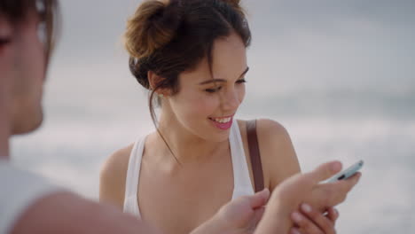 cerca de una joven hispana feliz posando para una foto de pareja tomando fotos usando la cámara del teléfono inteligente disfrutando de las vacaciones de verano viajando en la playa compartiendo conexión