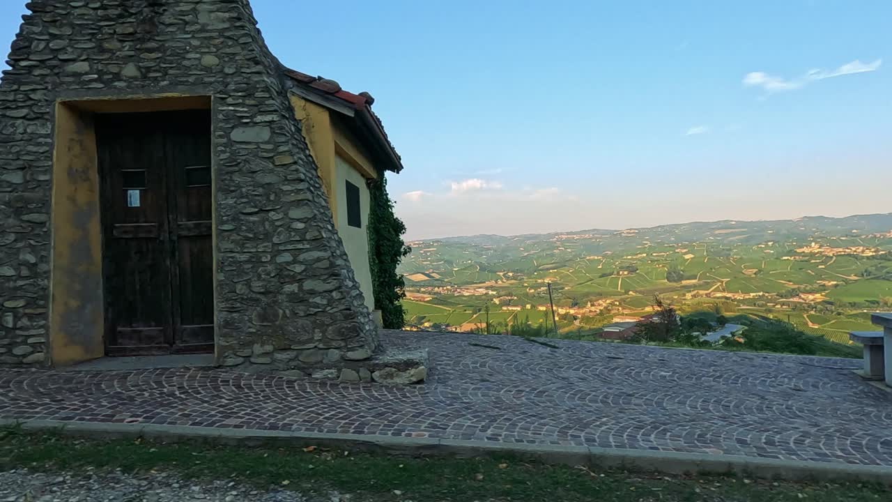 Esplorare pittoreschi vigneti a Cuneo, Italia