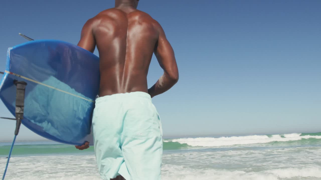 아프리카계 미국인 남자가 서핑을 할 준비가 되어 있습니다.