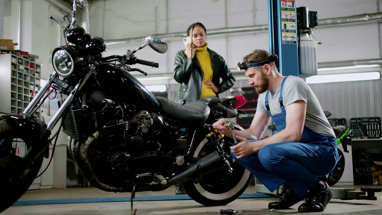 오토바이 에 작업 하는 기계공