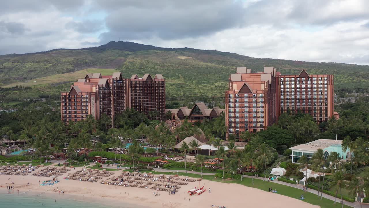 toma aérea de primer plano del resort de lujo aulani de disney en ko'olina en la isla de o'ahu, hawaii