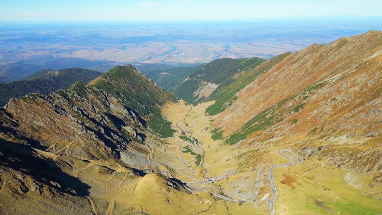 Karpaterne med den ikoniske Transfagarasan Highway, Centrale Rumænien, Drone Højvinkel 4K 60FPS