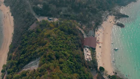 Sandstrand-Mit-Ruhenden-Menschen-Zwischen-Grünem-Hügel-Und-Meer