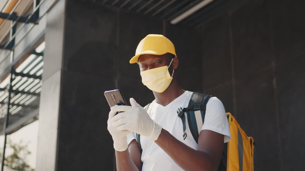 persona de entrega que utiliza un teléfono inteligente