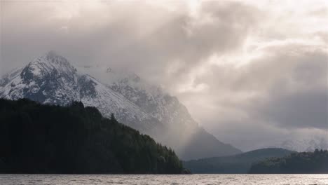 Lapso-De-Tiempo-De-Una-Fuerte-Tormenta-De-Viento-En-El-Cerro-Capilla-Capturada-Desde-El-Lago-Moreno-En-Bariloche,-Argentina