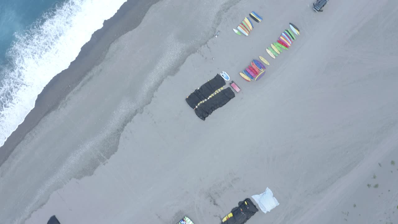 video de vista de pájaro de drone aéreo de canoa deportiva