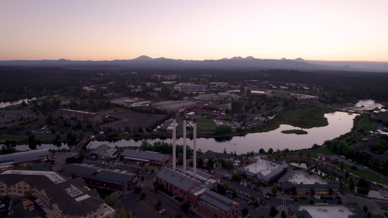 오리건 해가 지는 - 상승하는 드론  ⁇ 의  ⁇ 은 밀, deschutes 강과 캐스케이드 산을 저녁에 구부린다