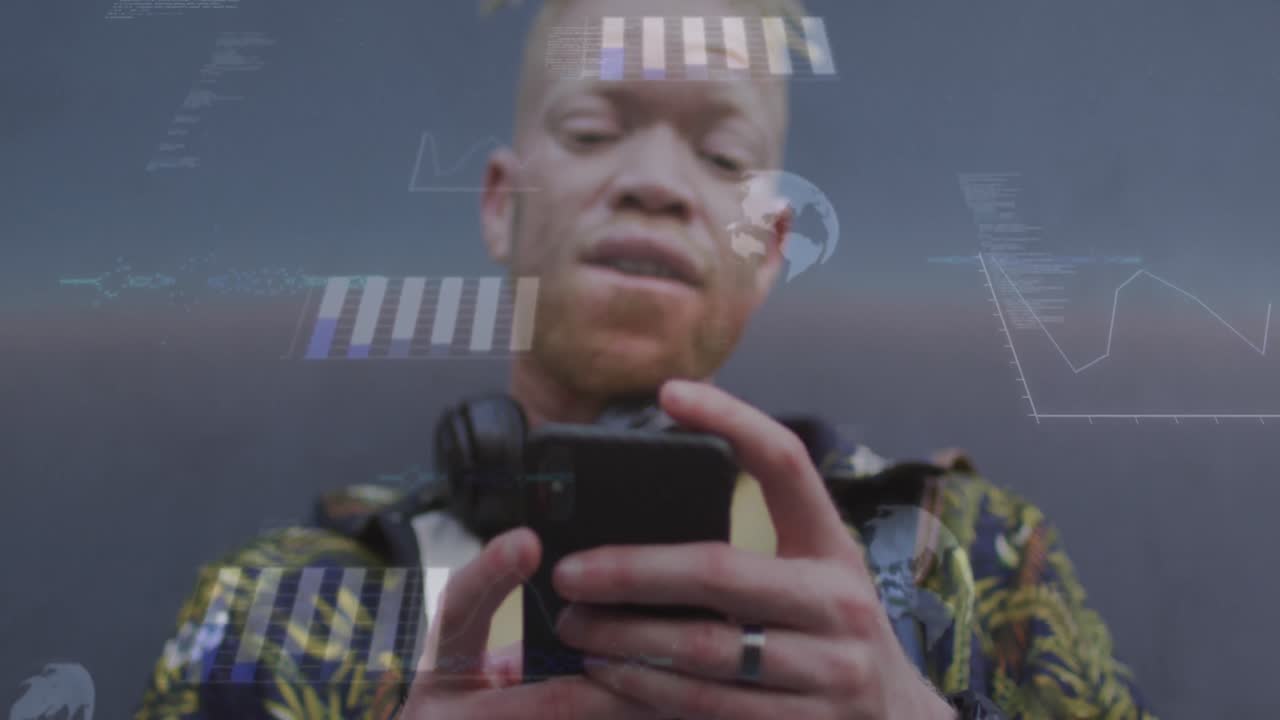 animación de gráficos, globos, lenguaje de computadora, albino afroamericano hombre desplazándose en el teléfono móvil