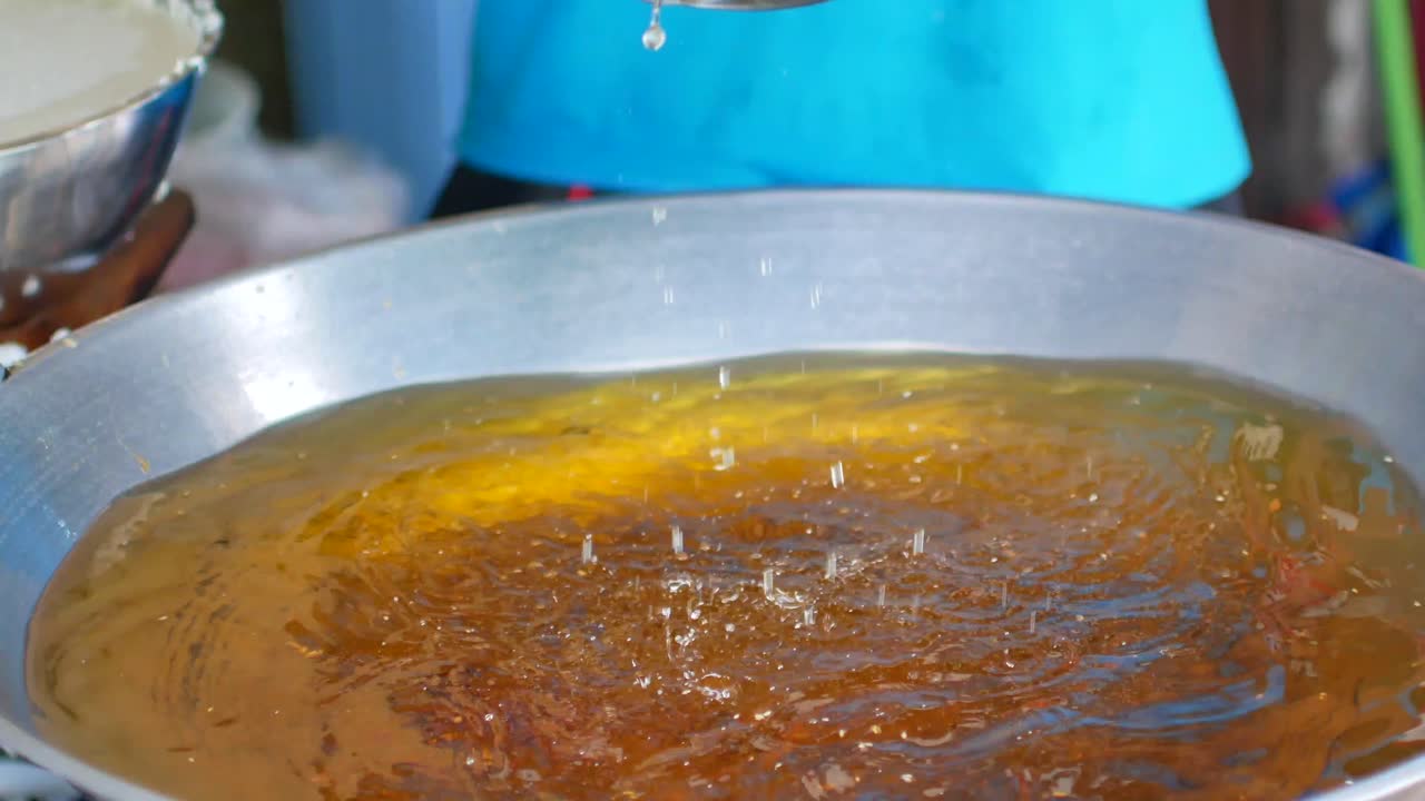 punto de vista a la sartén llena de plátano fresco frito para la merienda