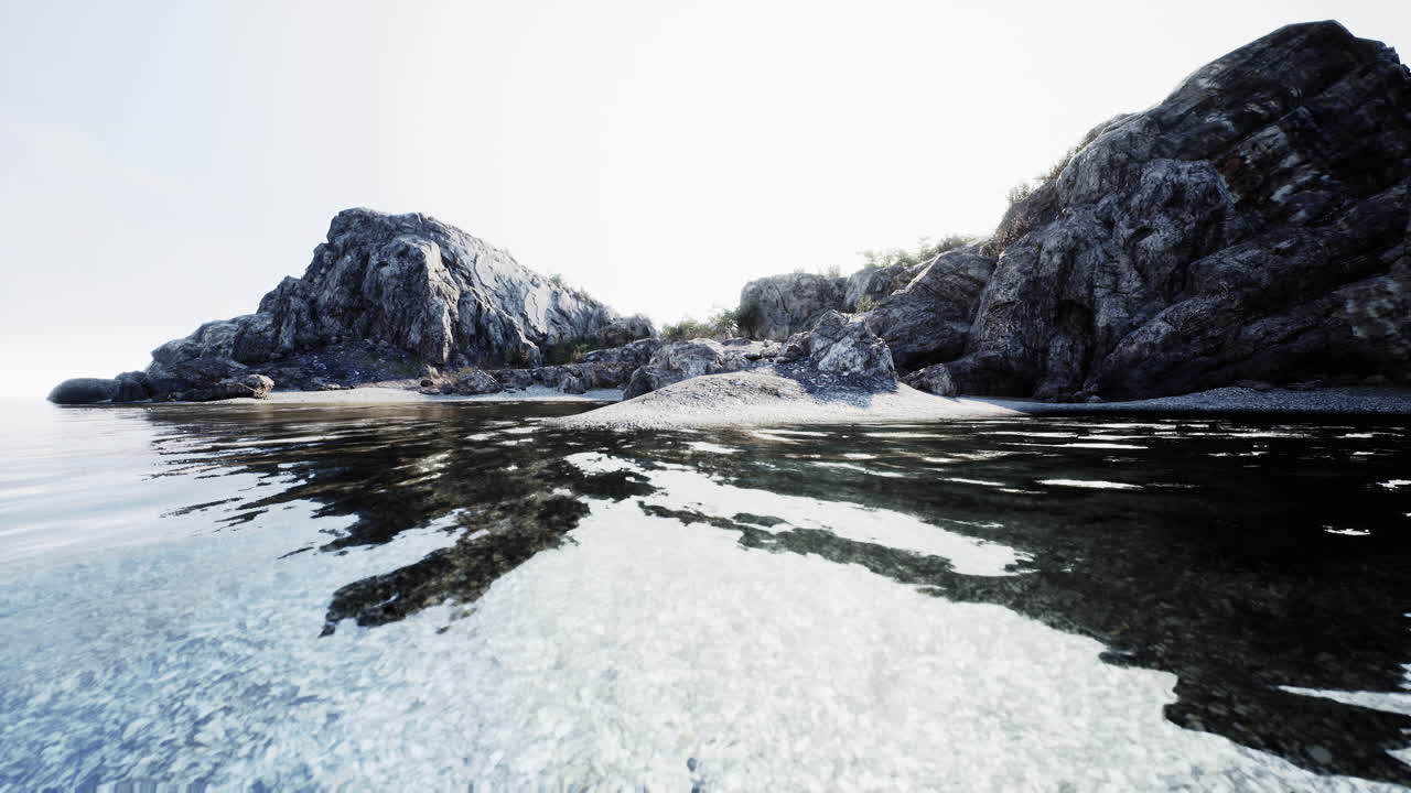 은 파란 물 과 빛 하늘 을 가진 바위 가 있는 해변