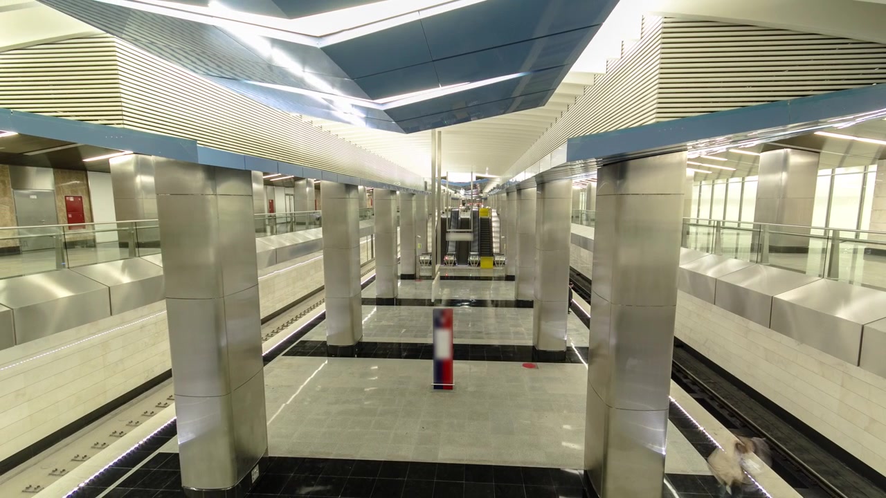 Estación de metro moderna desde un puente. Centro Metro Delovoy, timelapse, hyperlapse del centro de negocios. Moscú, Rusia.