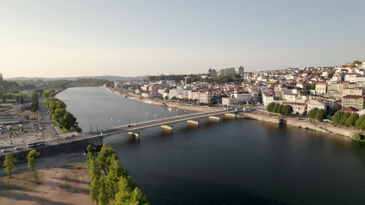 puente de santa clara, río modego y paisaje urbano de coimbra, portugal