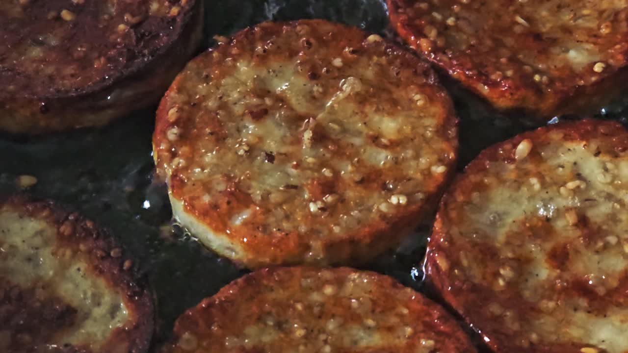 Video a mano di sanguinaccio bianco cotto in padella con olio, in primo piano.