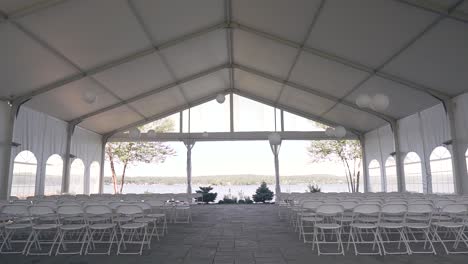 toma panorámica del lugar de la boda filmada en las montañas blancas de new hampshire en el lago winnipesaukee