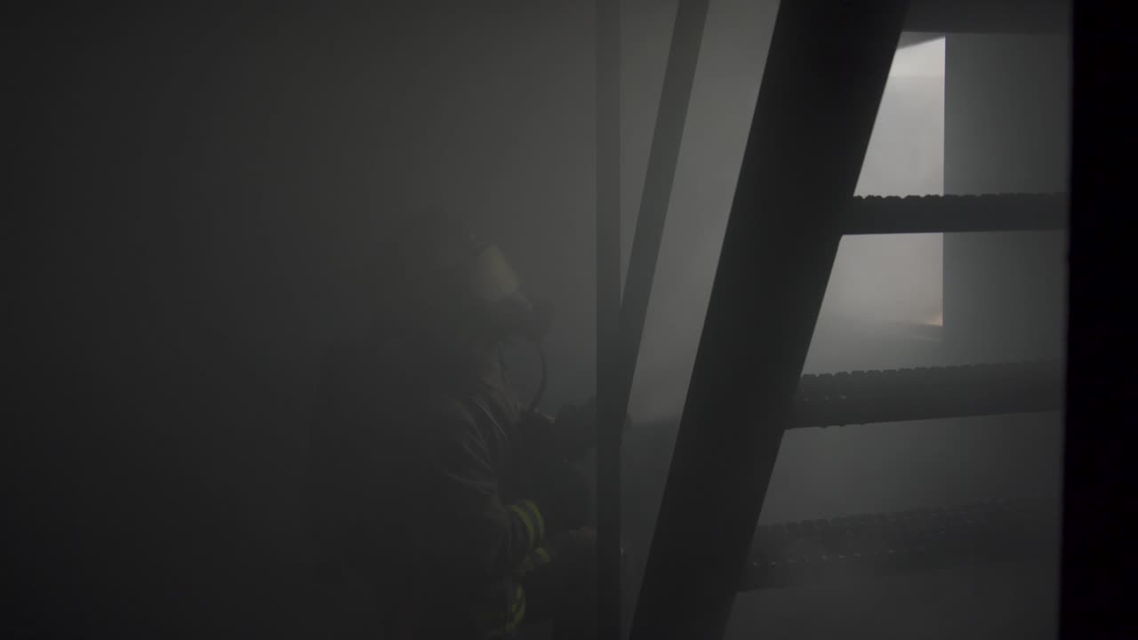 тусклое, наполненное дымом помещение заслоняло сцену