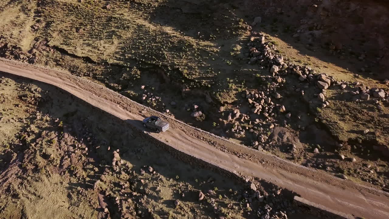 집은 열린 길 위에 있습니다.