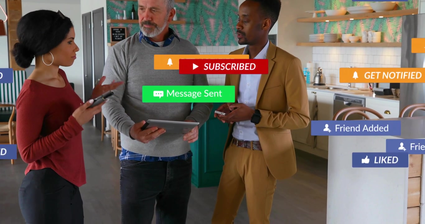 Uomo anziano che tocca il tablet facendo apparire badge social su più dispositivi mentre i colleghi esaminano gli annunci.