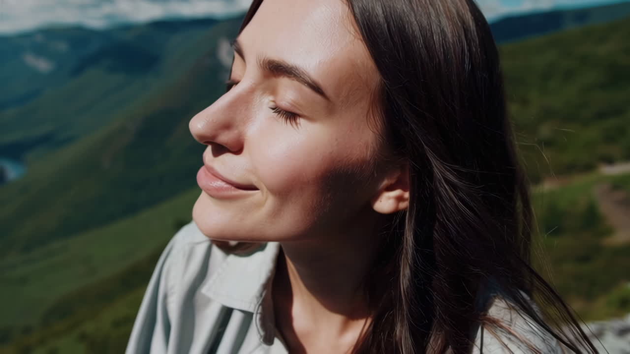 una mujer disfrutando de la vista de la montaña.
