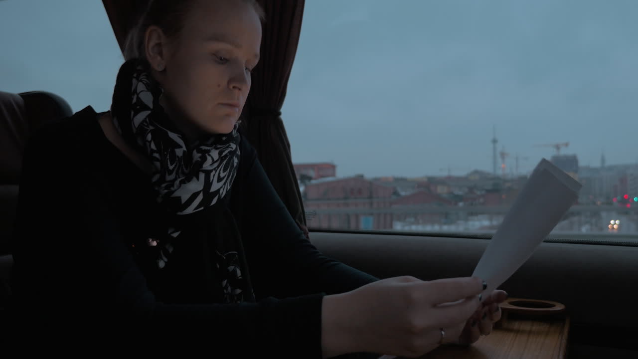 mujer en el tren trabajando con documentos y tabletas