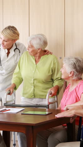 médica interactuando con personas de la tercera edad