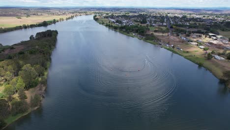 Motorboote-Beschleunigen-Und-Hinterlassen-Kielwasser-Auf-Dem-Clarence-River-Während-Einer-Rennveranstaltung-In-Grafton,-New-South-Wales,-Australien