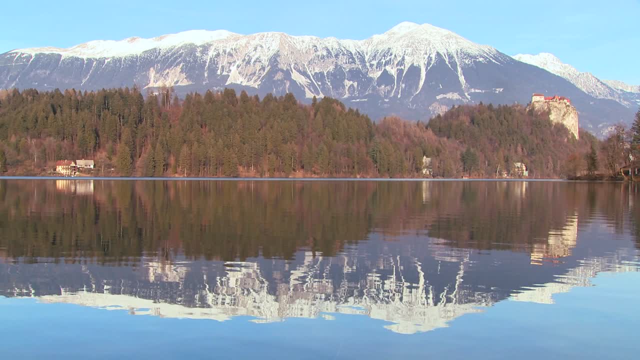 슬로베니아 블레드 호숫가에 멀리 떨어진 성