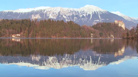 un castillo distante se encuentra a orillas del lago bled eslovenia