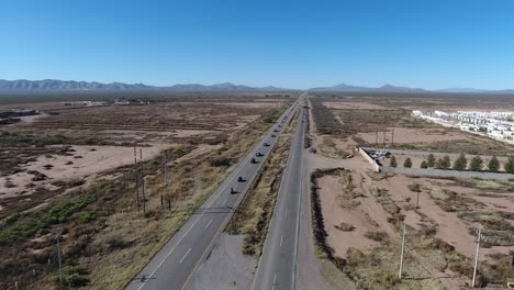 drone disparó línea de coches de servicio de emergencia en la carretera del desierto