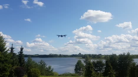 Drone-Volando-En-El-Aire-Frente-A-La-Cámara