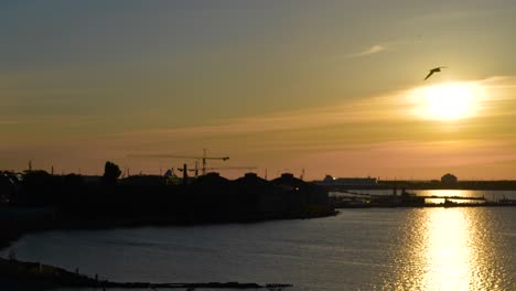 Hermosa-Puesta-De-Sol-En-El-Puerto-De-Estonia-Tallin-Ubicado-En-Los-Países-Bálticos-De-Europa,-Donde-El-Mar-Báltico-Es-Visible-Durante-La-Noche-Y-El-Verano-En-4k