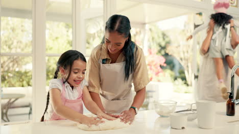 Hornear,-Masa-Y-Una-Madre-Enseñando-A-Su-Hija