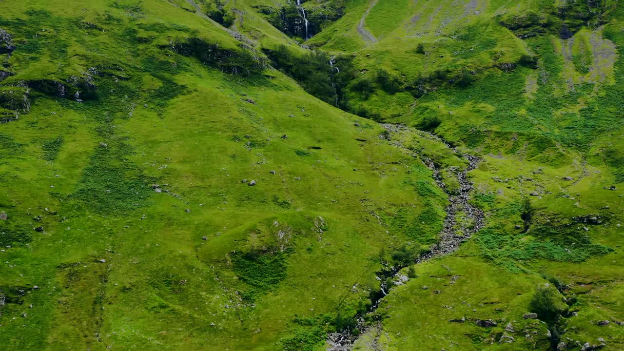 글렌 코에 있는 내리막 스트림의 공중 드론 샷